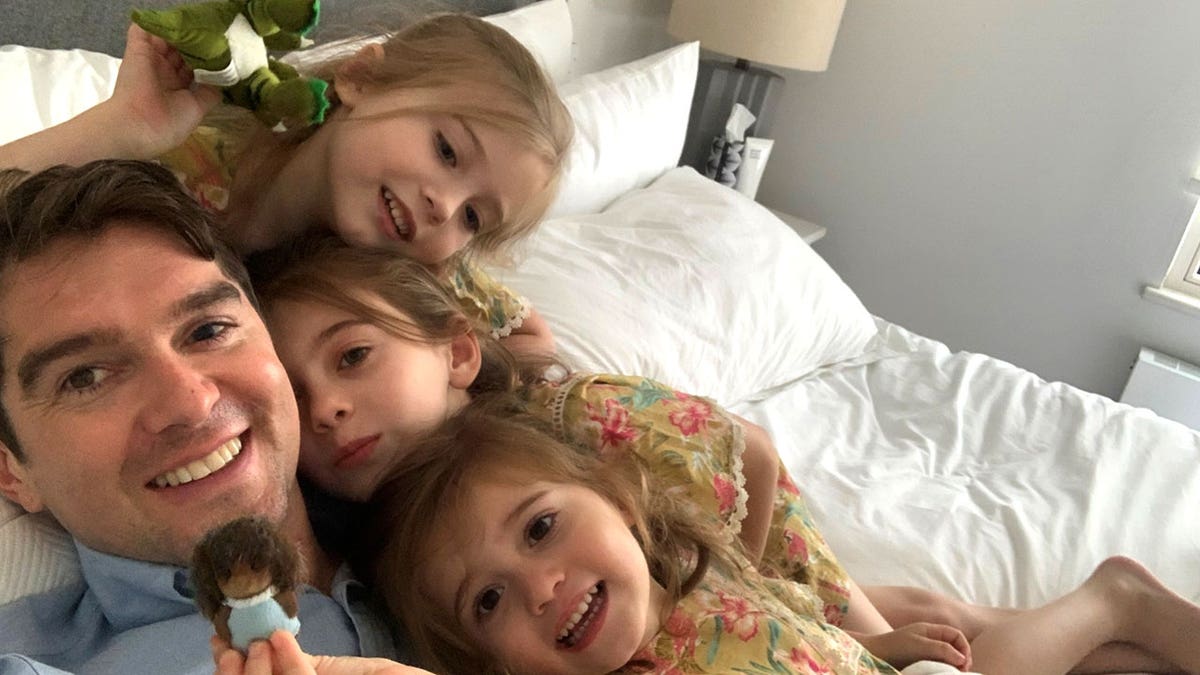 Benjamin Hall con le figlie e il giocattolo del riccio.