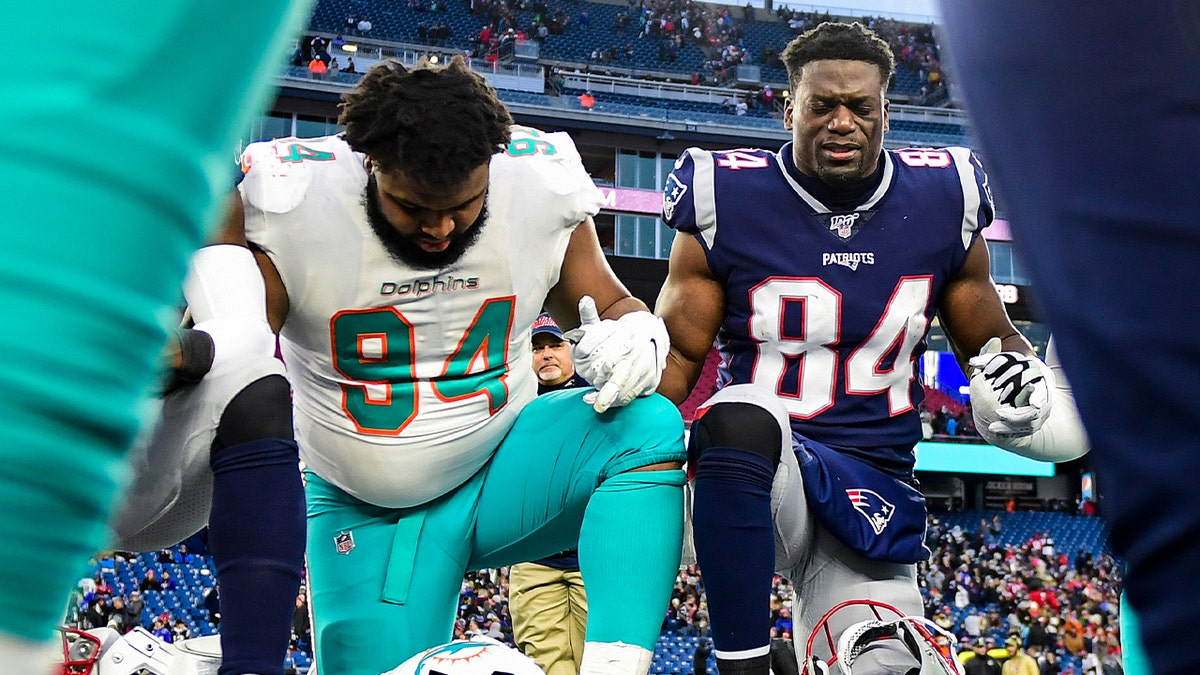 Benjamin Watson praying on the field