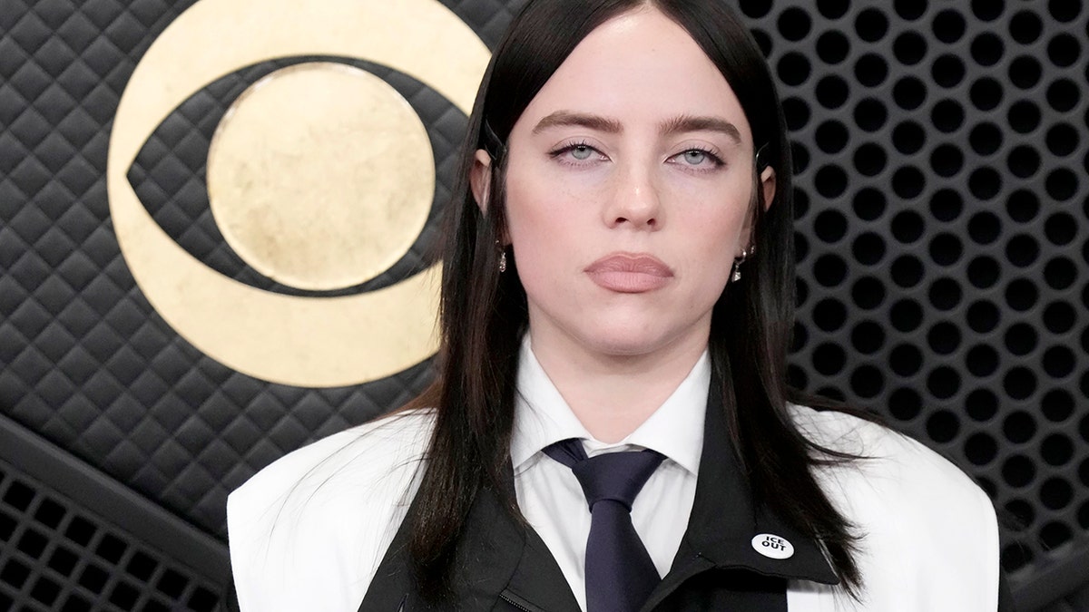 Billie Eilish indossa una spilla ICE ai Grammy