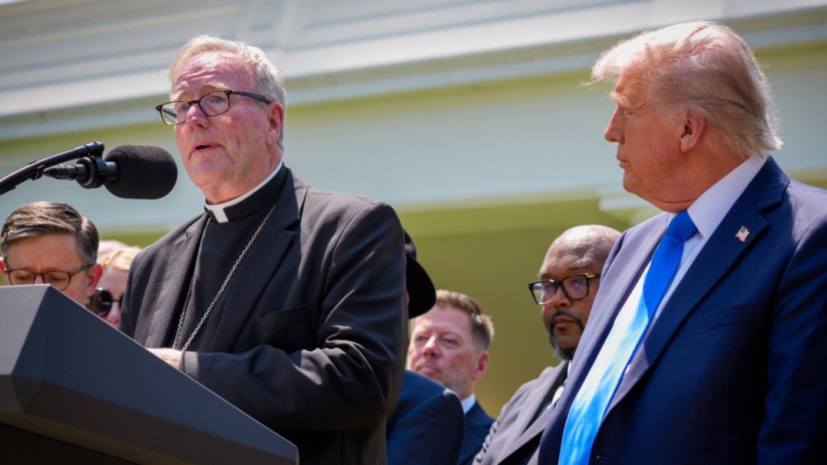 Il vescovo Robert Barron (a sinistra), accompagnato dal presidente degli Stati Uniti Donald Trump e da altri leader religiosi, parla durante un evento della Giornata nazionale di preghiera nel Rose Garden della Casa Bianca il 1 maggio 2025 a Washington, DC.