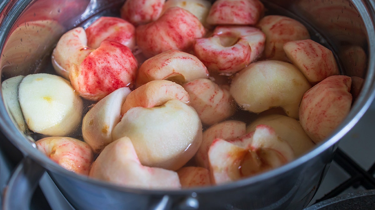 Maçãs descascadas em panela