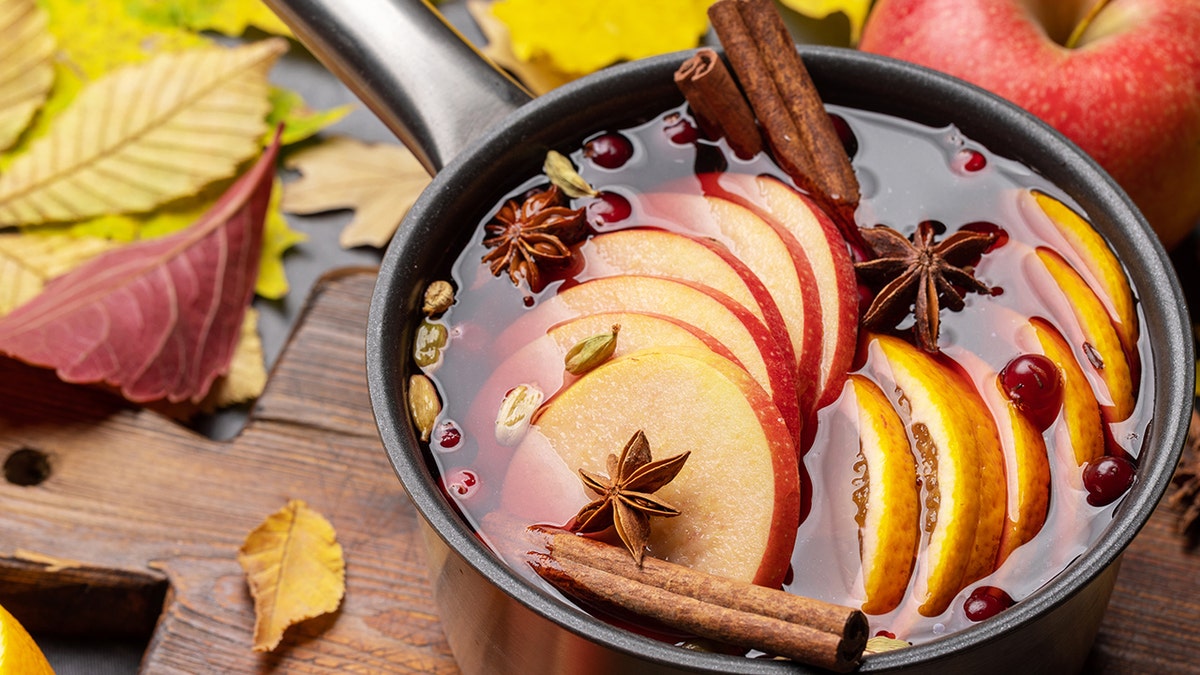 Especiarias em panela com água de maçã