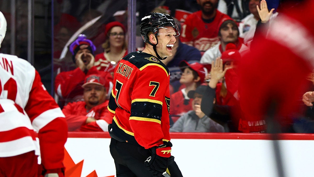 টিম ইউএসএ তারকা ব্র্যাডি টাকাচুক আহত হওয়ার পরে রক্তাক্ত এবং তার এনএইচএল রিটার্ন গেমে একটি অসদাচরণ পেয়েছে টিম ইউএসএ তারকা ব্র্যাডি টাকাচুক আহত হওয়ার পরে রক্তাক্ত এবং তার এনএইচএল রিটার্ন গেমে একটি অসদাচরণ পেয়েছে