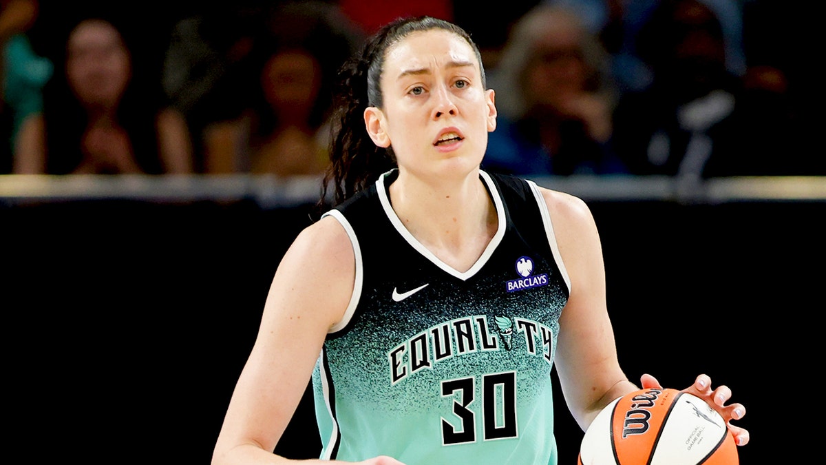 Breanna Stewart guarda in campo