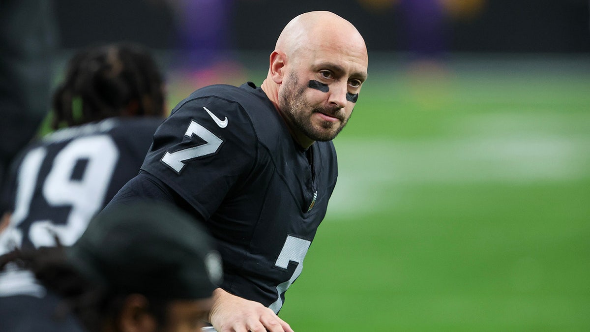 Brian Hoyer reagisce prima di una partita