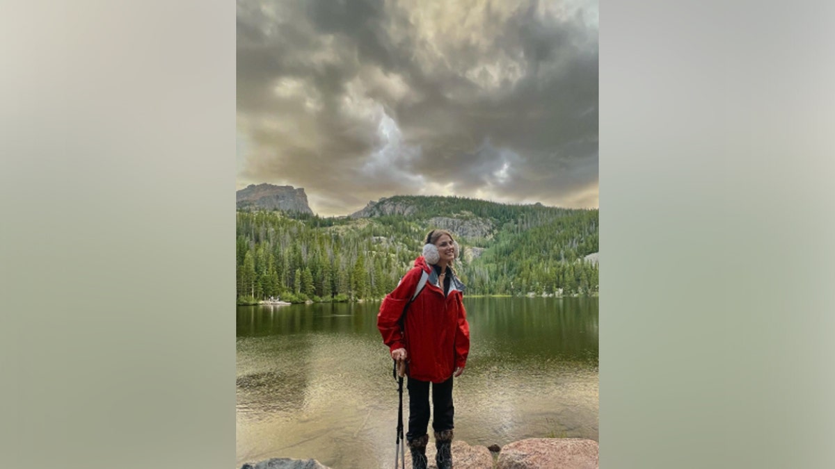 Brianna Mohr em frente a um fundo cênico