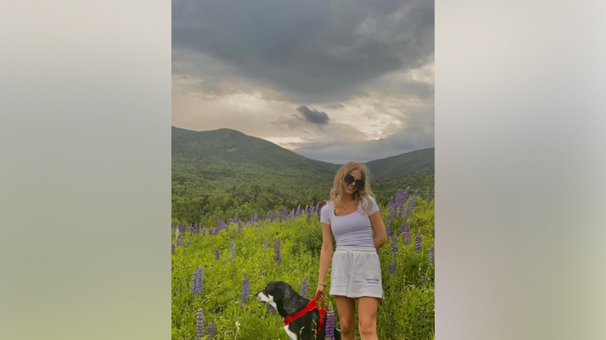 Brianna Mohr com seu cachorro