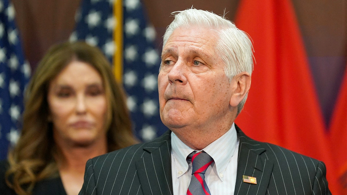 Bruce Blakeman spreekt op een podium tijdens een persevenement.