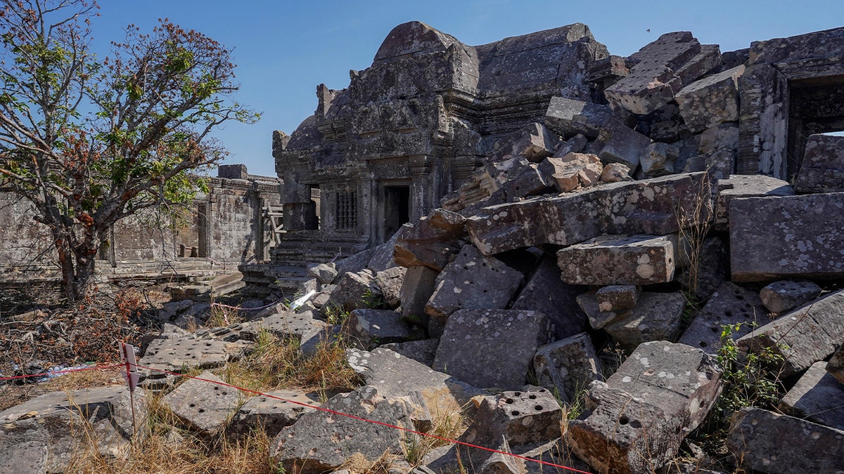 Templo cambojano após bombardeio tailandês.