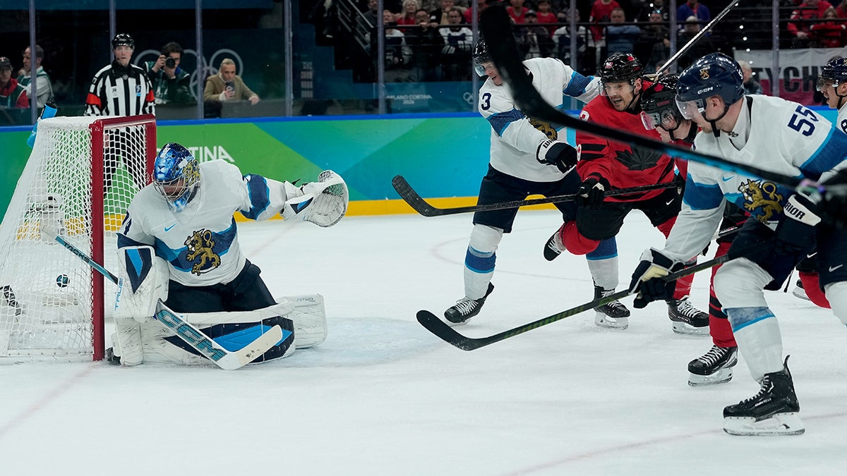 Nathan MacKinnon segna