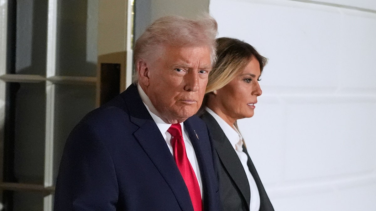 Donald Trump e Melania Trump escono dalla Casa Bianca a Washington.