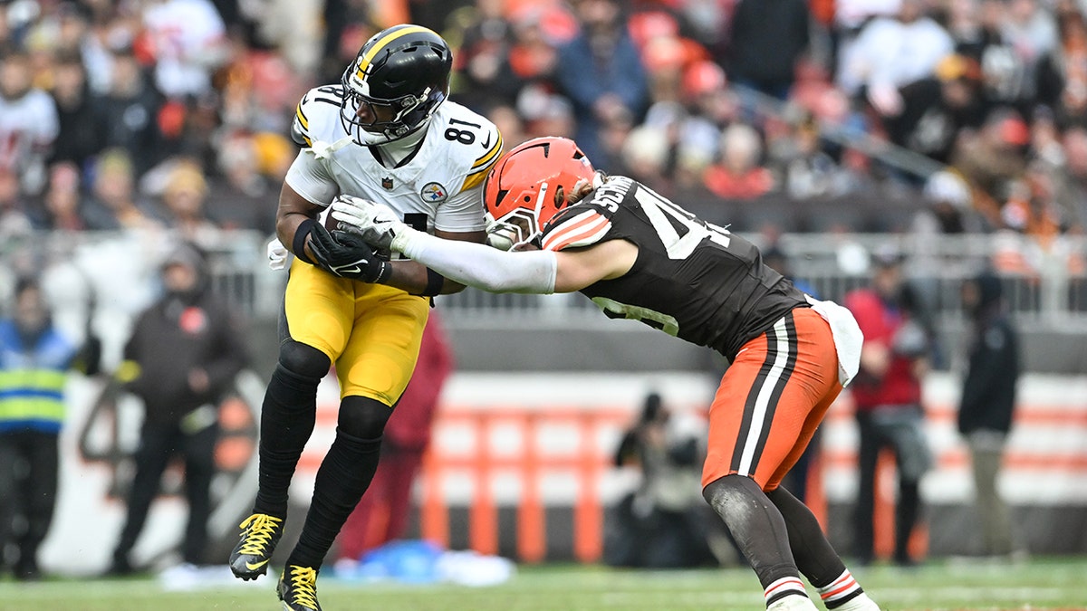 Carson Schwesinger raakt Steelers-speler