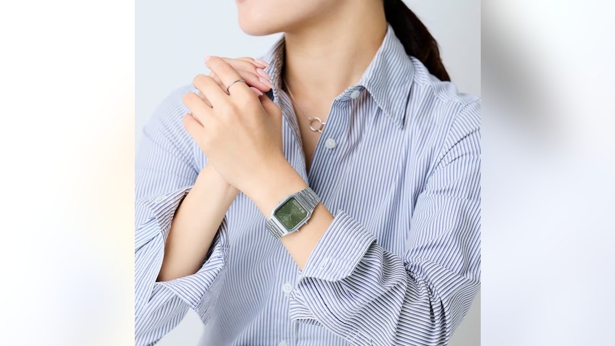 Add a vintage style to your outfits with this slim-fitting watch.