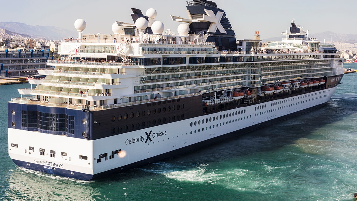 Quattro rimorchiatori hanno contribuito a salvare la Celebrity Infinity