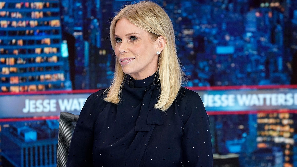 Cheryl Hines em "Jesse Watters horário nobre" em outubro de 2025.