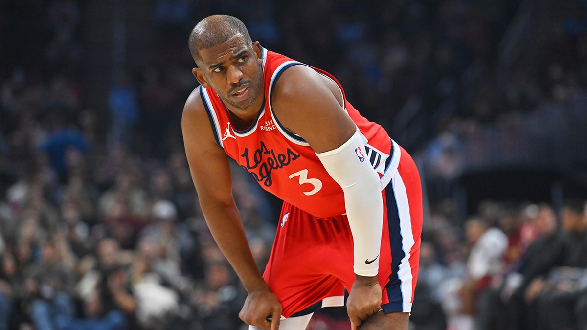 Chris Paul bent implicit    connected  court