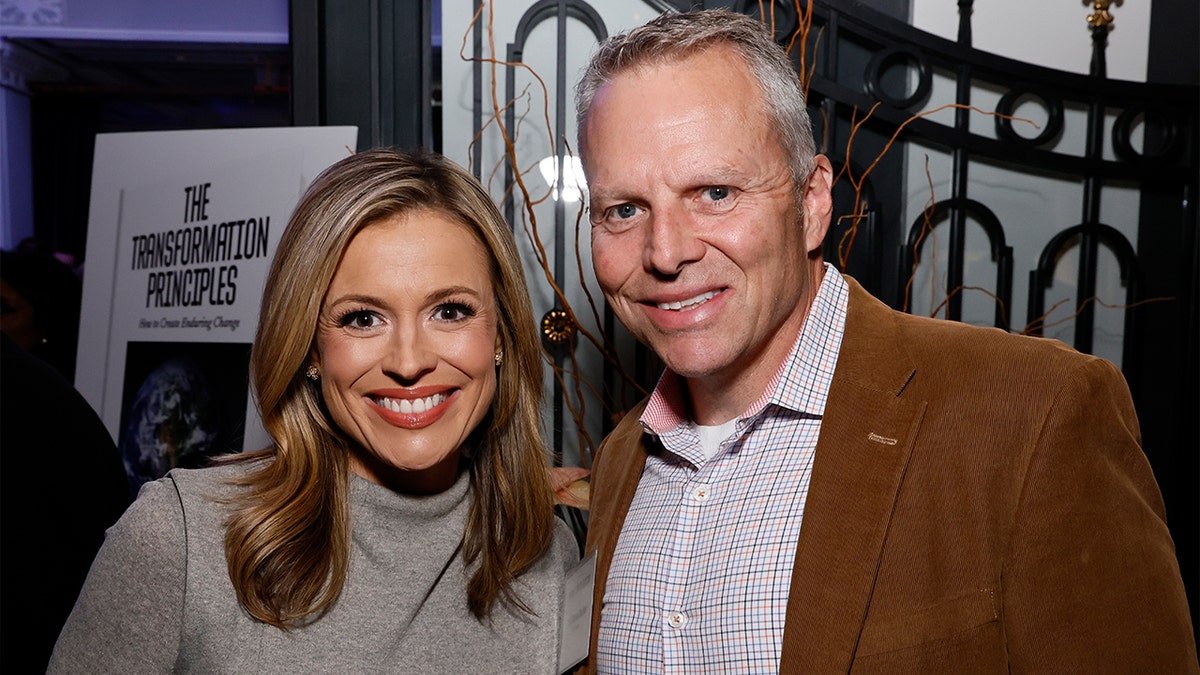 Âncora, CNN, Pamela Brown e Secretário do Exército dos EUA, Coronel Dave Butler de Comunicações de Hemant Taneja participam de uma recepção para comemorar a libertação