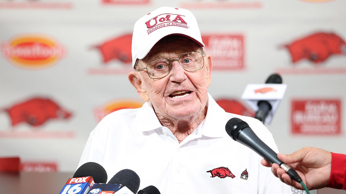 Lou Holtza w Arkansas