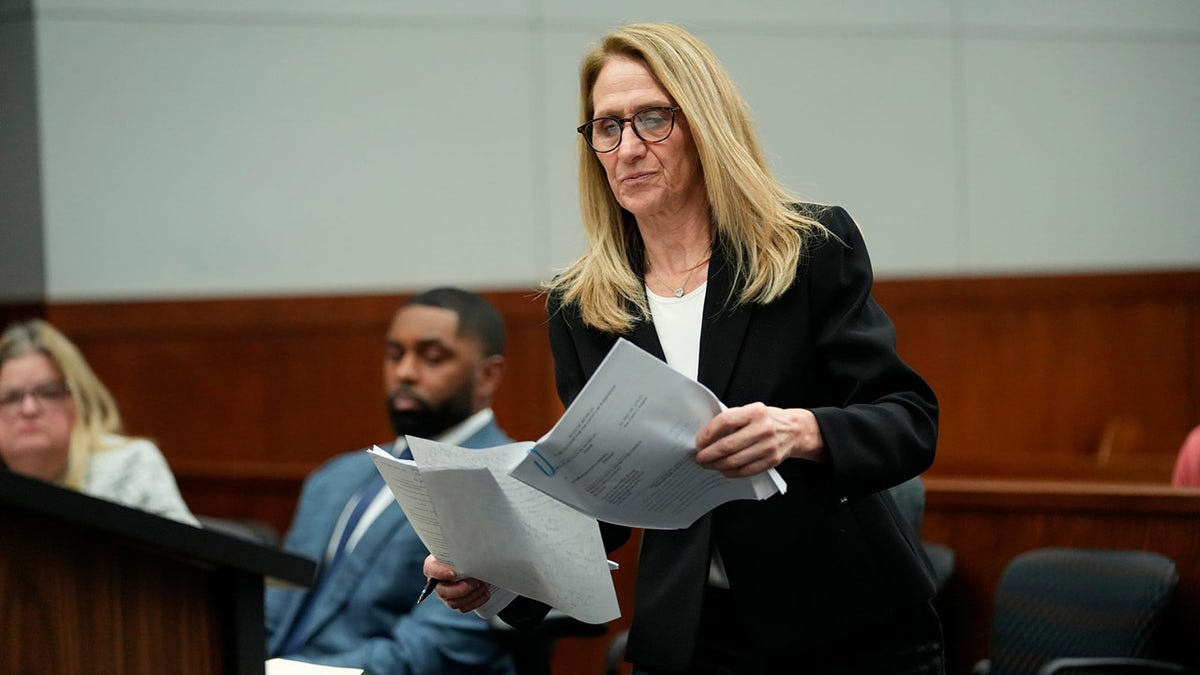 Ellen Michaels si prepara a parlare