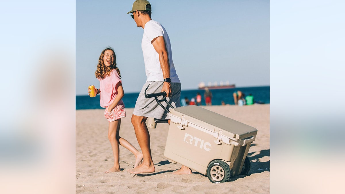 This large capacity cooler is lightweight and comfortable to handle.