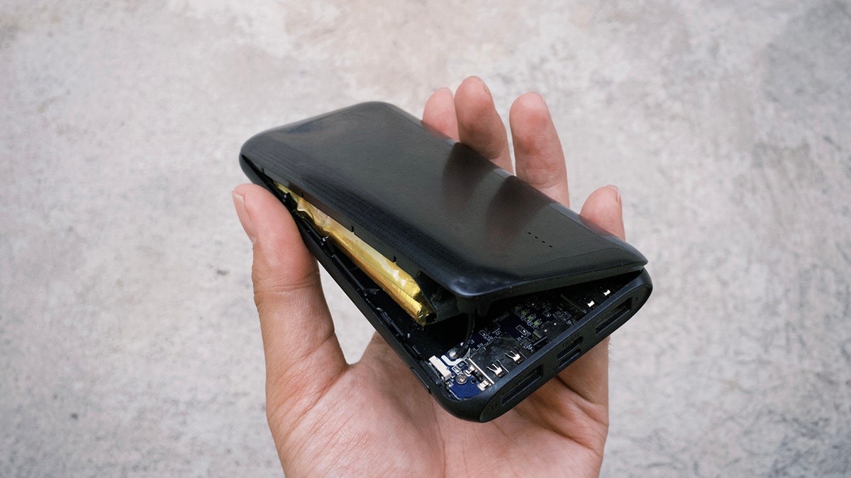 carregador portátil danificado que explodiu