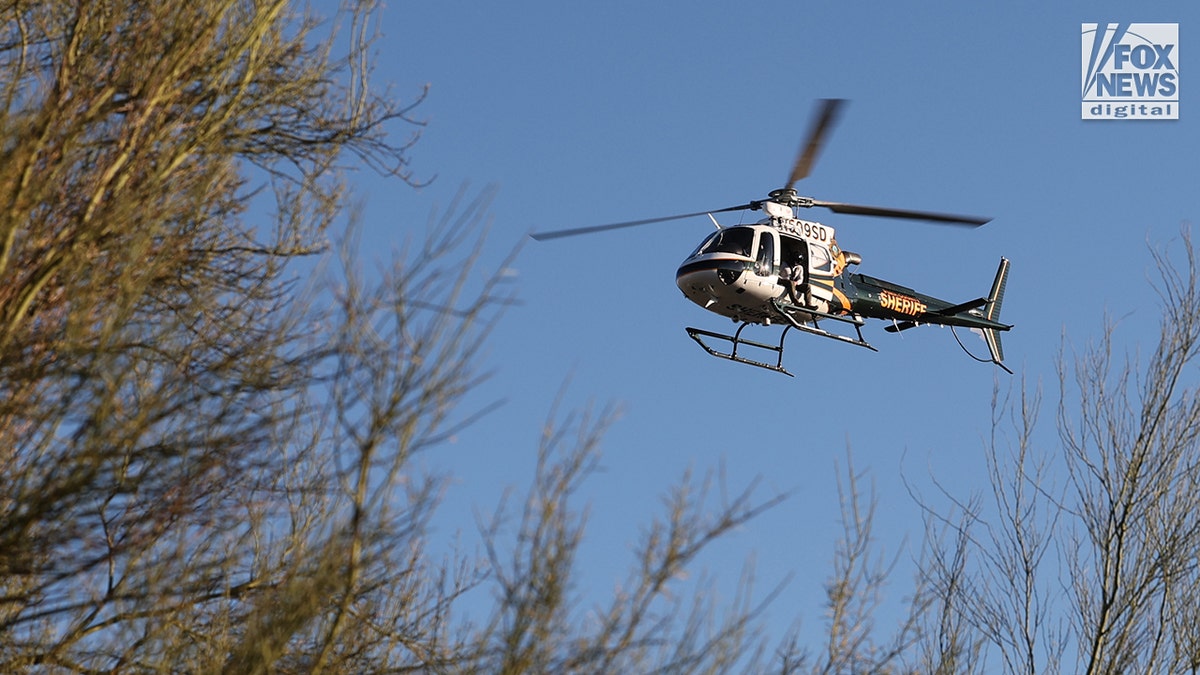 Un helicóptero del sheriff del condado de Pima sobrevuela el desierto de Tucson en busca de Nancy