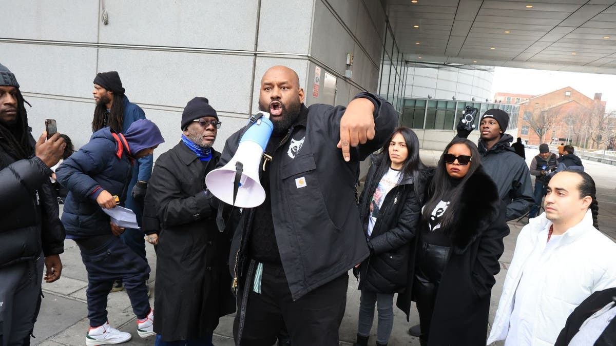 Activists protestation  extracurricular  Bronx tribunal  aft  arraignment of NYPD Sgt. Erik Duran.