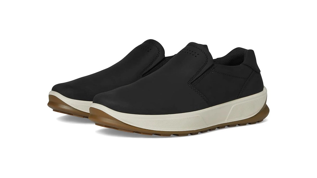 Slip on these professional-looking sneakers and stay comfortable all day.