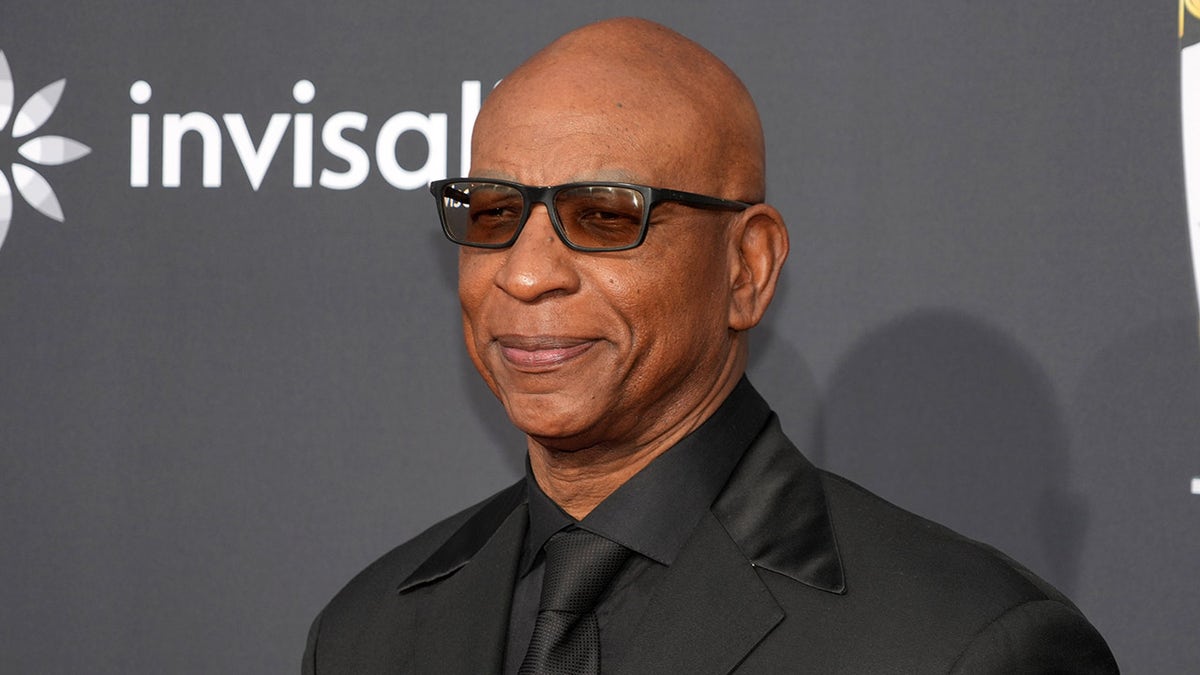 Eric Dickerson observa