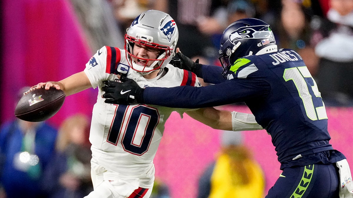 আর্নেস্ট জোন্স IV ড্রেক মায়েকে মোকাবেলা করছেন