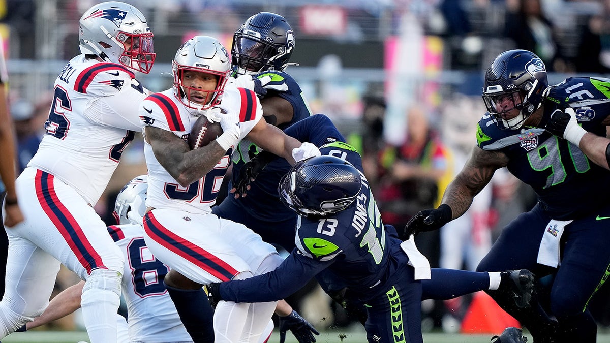 আর্নেস্ট জোন্স চতুর্থ ট্রেভিয়ন হেন্ডারসনের বিপক্ষে