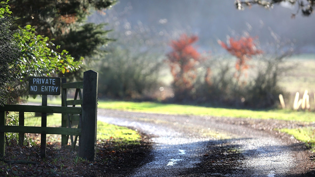 Uma vista aérea de uma estrada que leva à Wood Farm, no Reino Unido