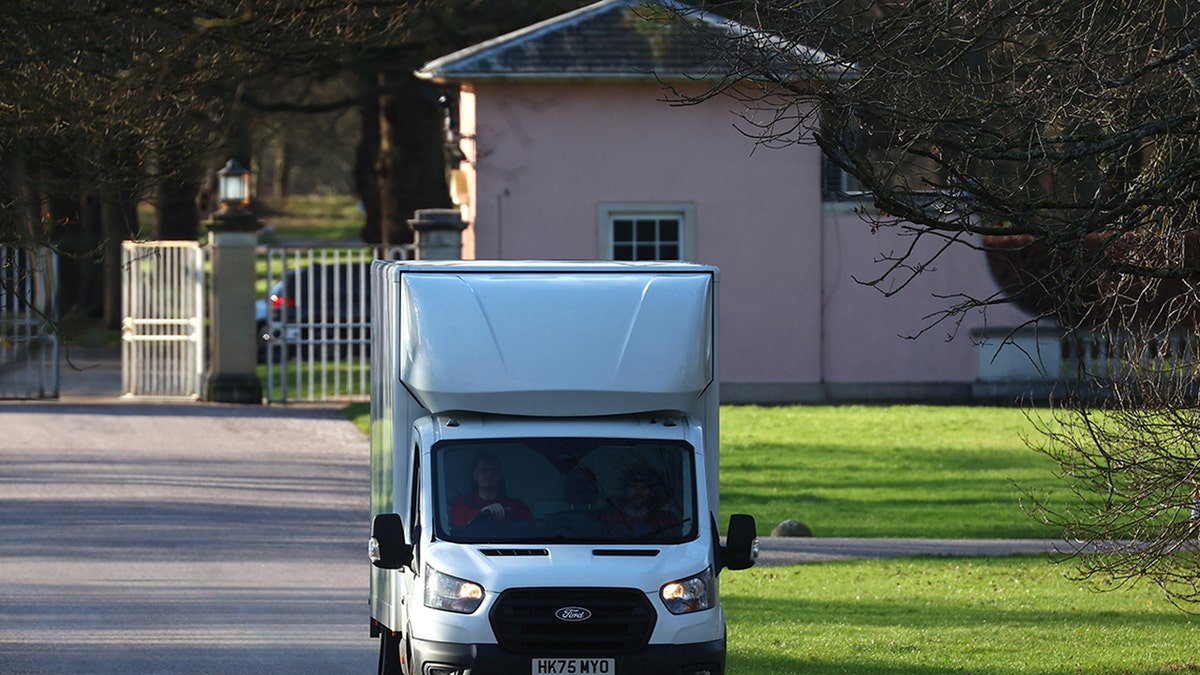 Um caminhão de mudança em frente ao Royal Lodge.