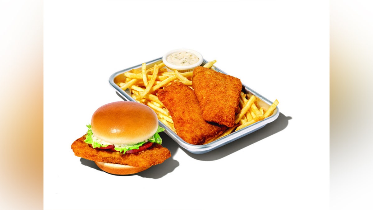 Whataburger மீன் சாண்ட்விச் மற்றும் பொரியல்