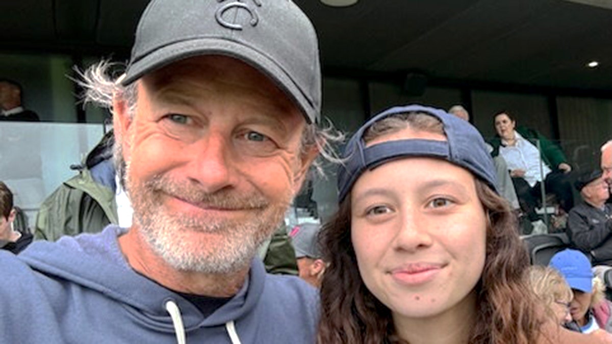 Ed Matthews met zijn dochter.