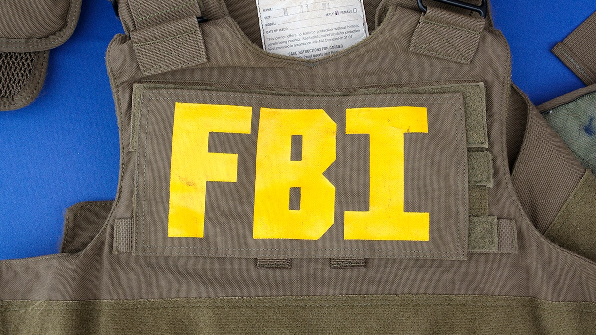 Cartas que FBI en un chaleco antibalas.