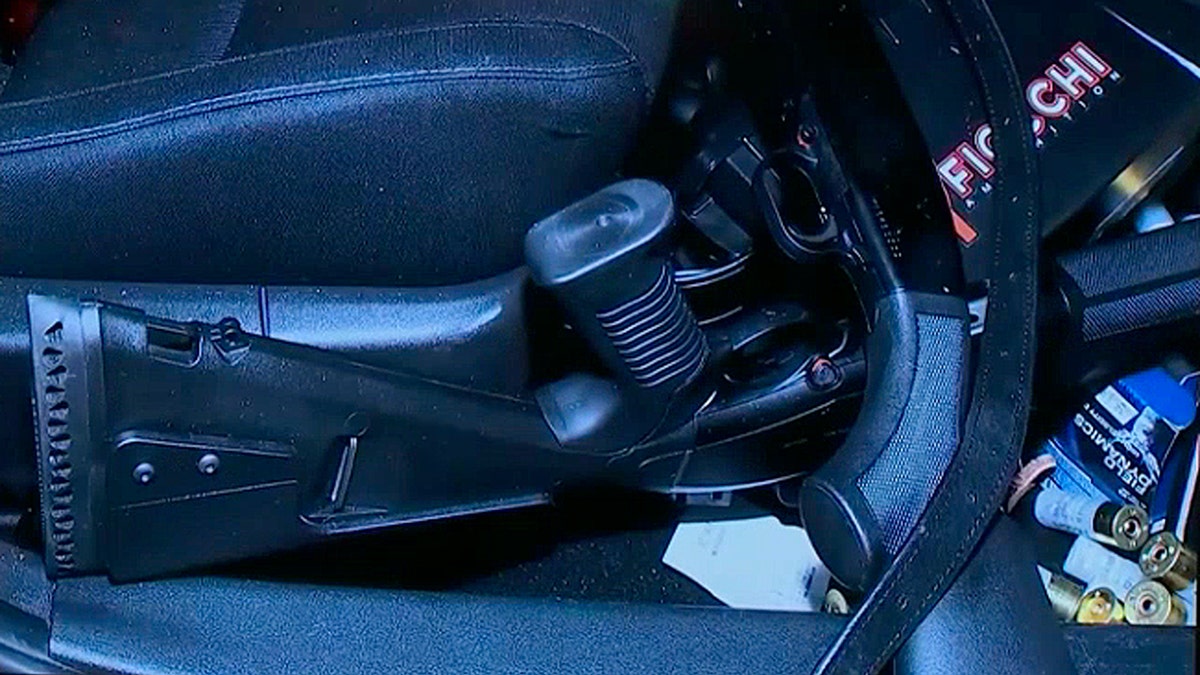 Arma encontrada no carro de uma pessoa que bateu em uma central de energia em Boulder City