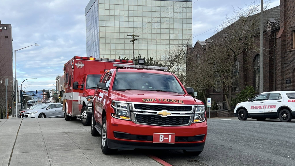 Veicolo del comando dei vigili del fuoco di Everett e unità medica fuori dal tribunale della contea di Snohomish in seguito all'evacuazione dell'aula del tribunale per residui di fentanil