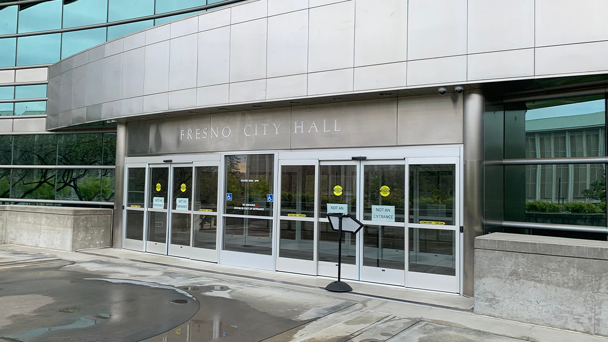 Buiten het zicht op het stadhuis van Fresno
