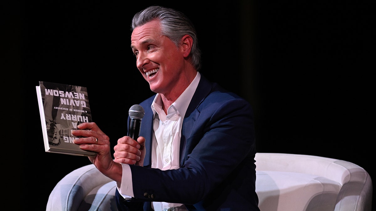 Governador da Califórnia, Gavin Newsom, em parada para turnê do livro