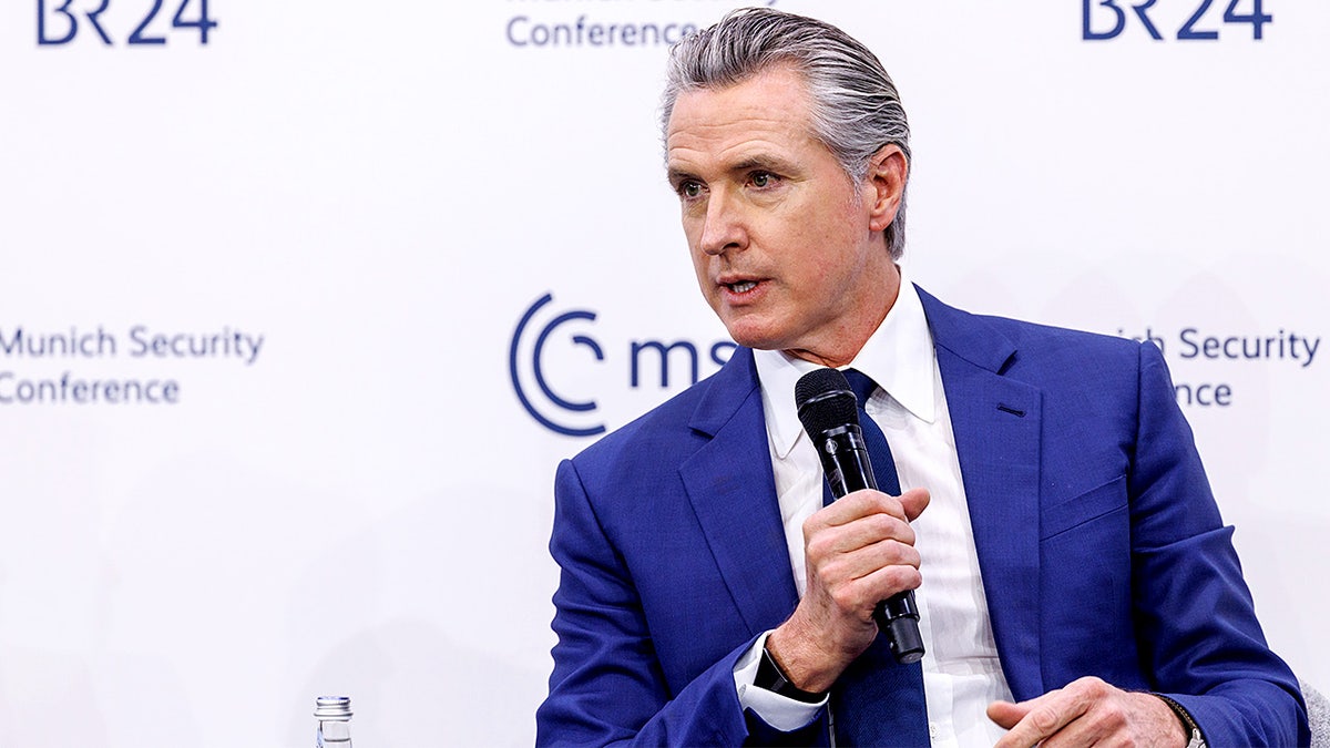 Gavin Newsom parla alla Conferenza sulla sicurezza di Monaco.