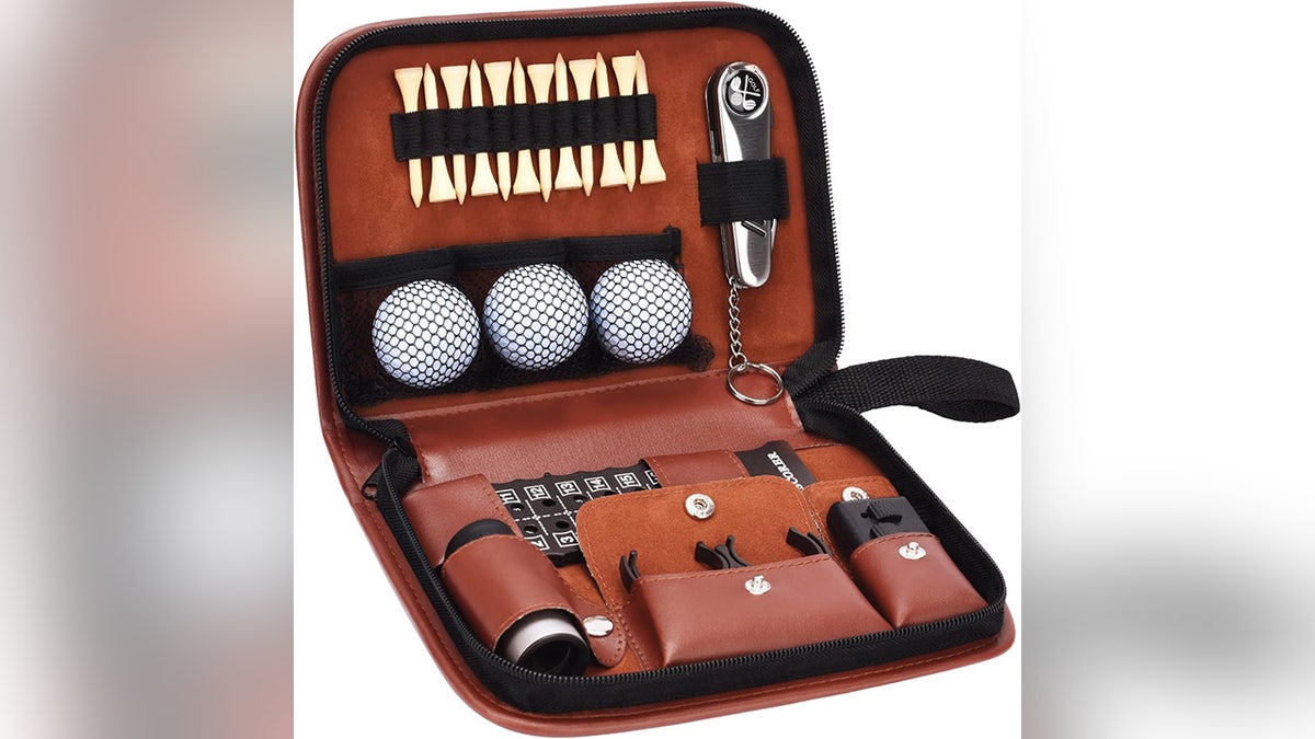 This premium golf ball and accessory set is both classic and practical.