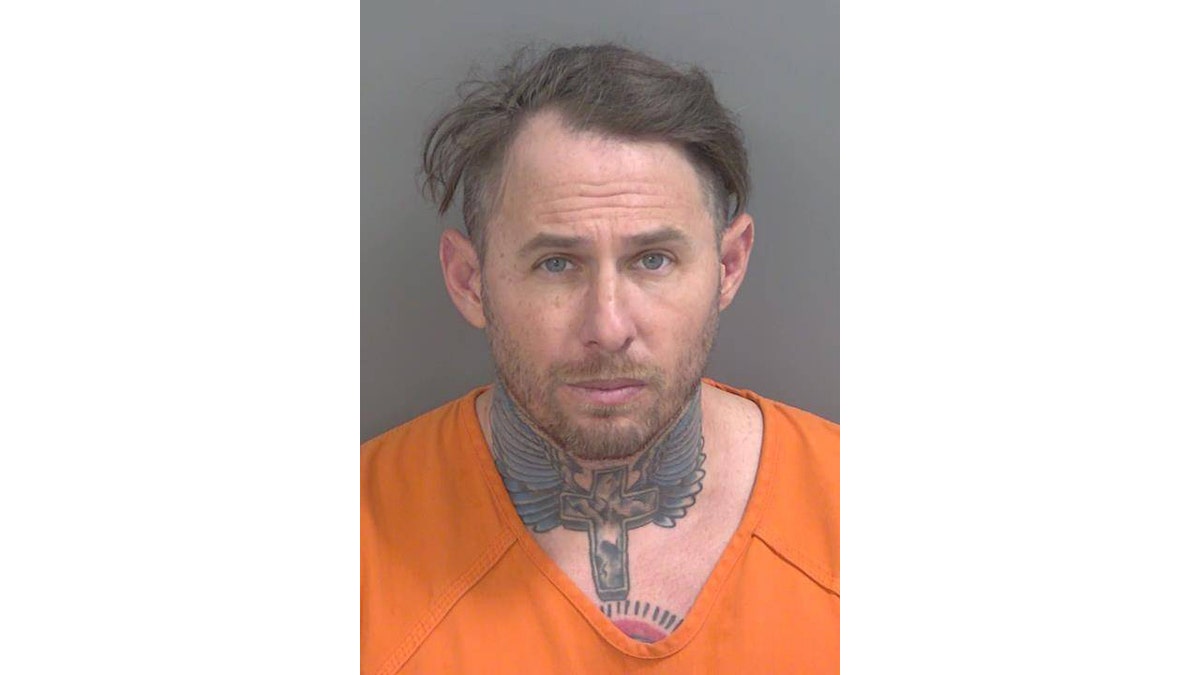 El hijastro Hunter Dog, el cazarrecompensas, con un mono naranja.