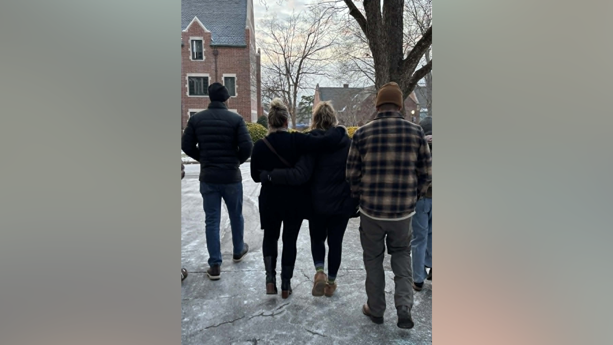 Członkowie rodziny idą razem w zimowych warunkach, opłakując śmierć nastolatków Fletchera Harrisa i Skylar Provenza