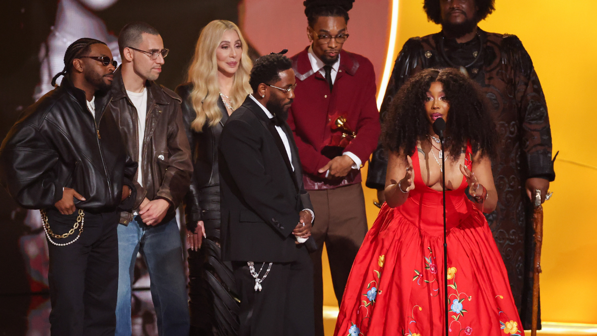 sza, kendrick lamar accepting grammy award