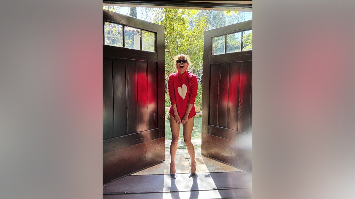 Halle Berry ha sorriso alla telecamera mentre abbinava il suo maglione a occhiali da sole neri e tacchi.