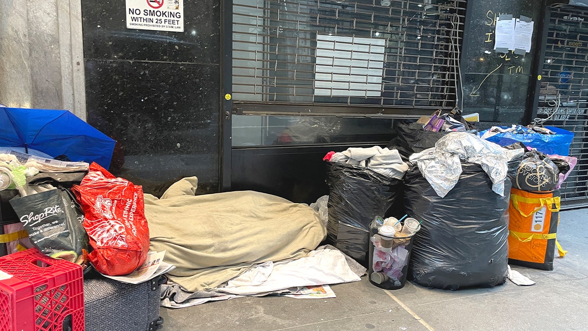 senzatetto che dorme in strada