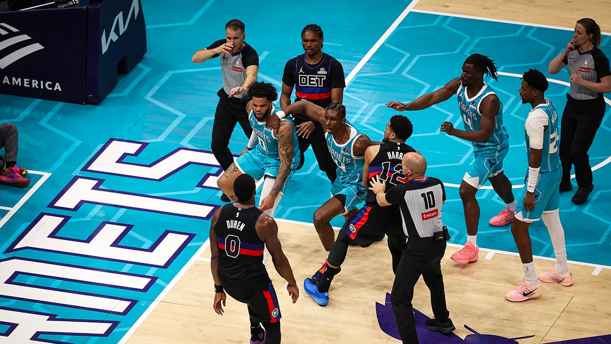 Hornets and Pistons fight on court