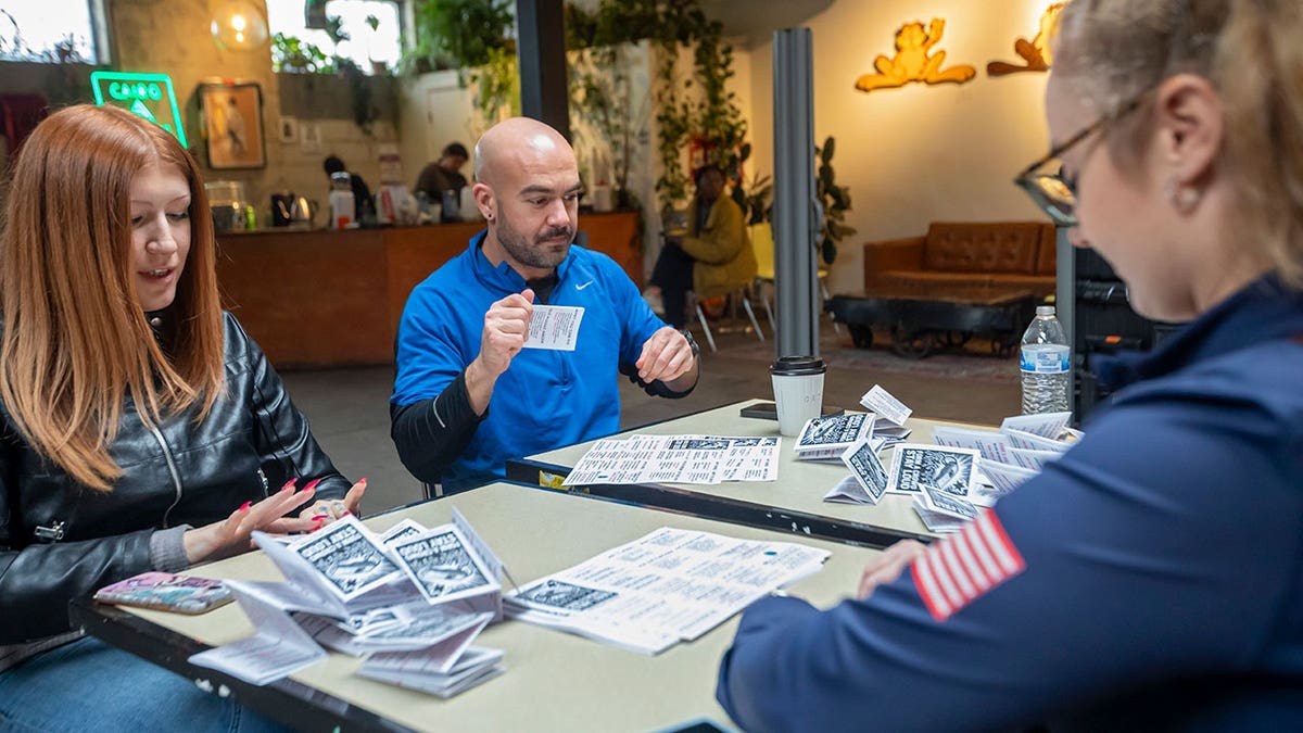 Voluntários montam kits de apito anti-ICE em Detroit.