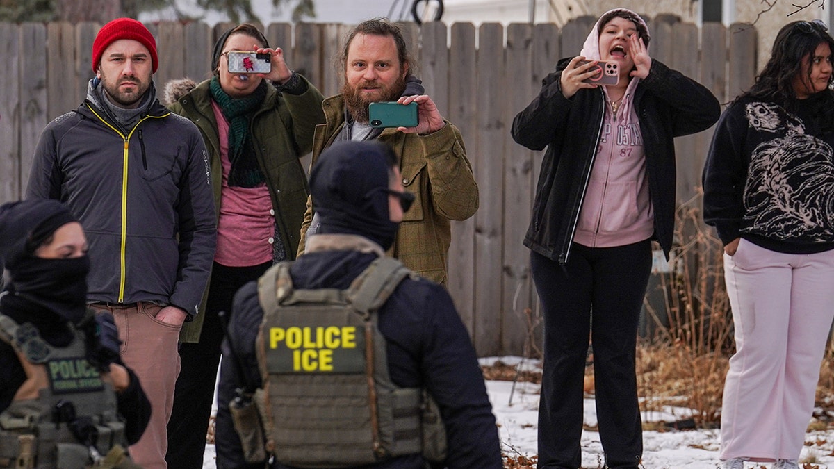 Observers film federal agents